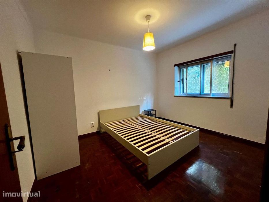 Apartamento T3 com aparcamento em zona de Coselhas