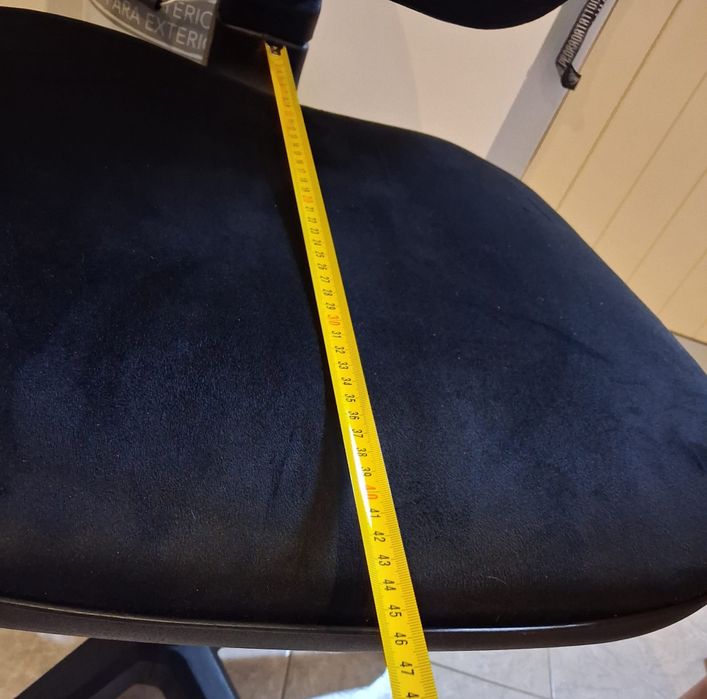 Cadeira de escritório com tecido veludo preto
