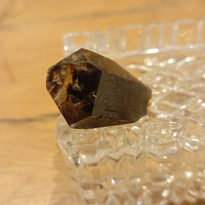 Cyrkon, minerał, kryształ.