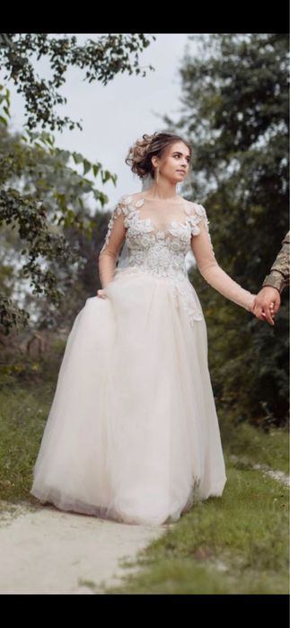 Весільна сукня кольору айворі