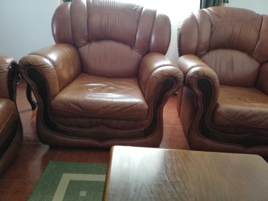 Conjunto de sofás em pele.