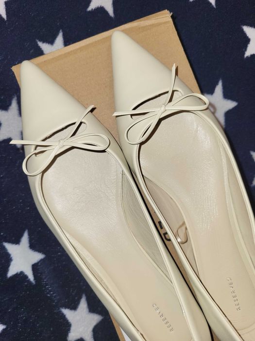 Шкіряні балетки Reserved, молочний, гострий носок, бантики, нові|40-41