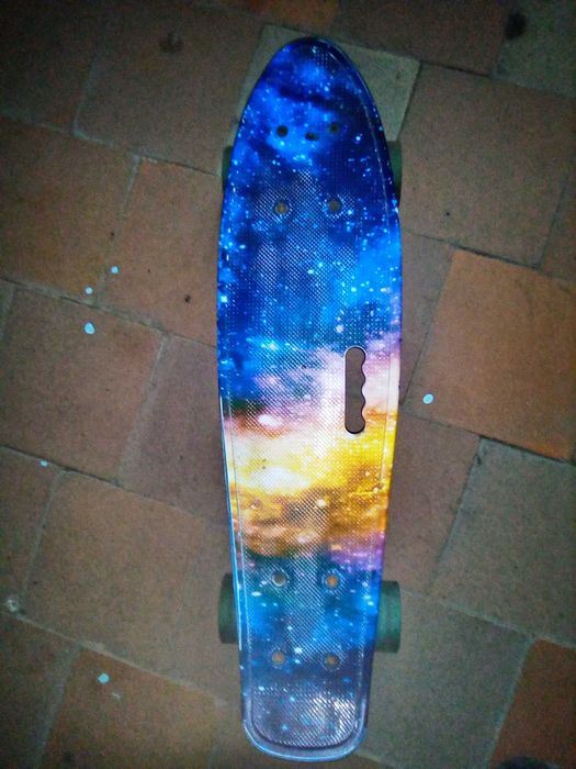 Скейт новий і набір до нього новий.