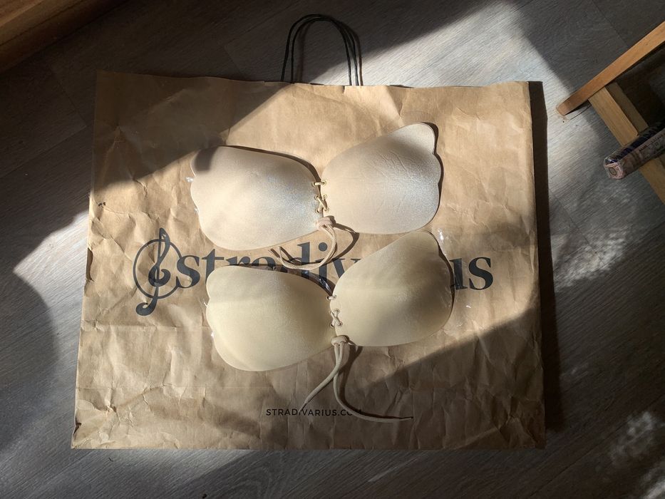 Бюст телесный, клеится на грудь