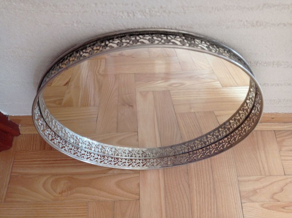 Lustro z piękną ramką metalową