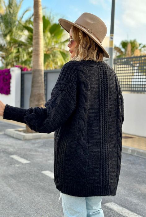 Kardigan z warkoczowym splotem - czarny One size Sploty