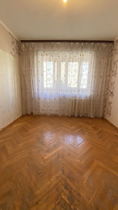 Продам 3 кімнатну квартиру( початок пр-т Миру )
