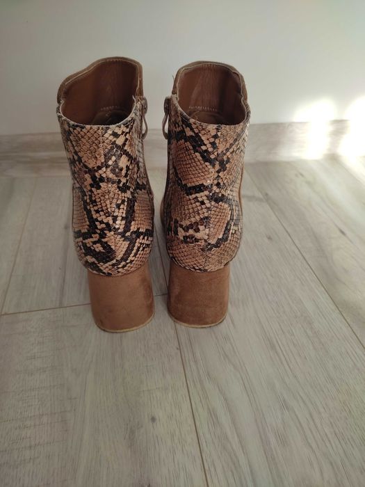 Karmelowe botki na słupku z motywem zwierzęcym roz 39