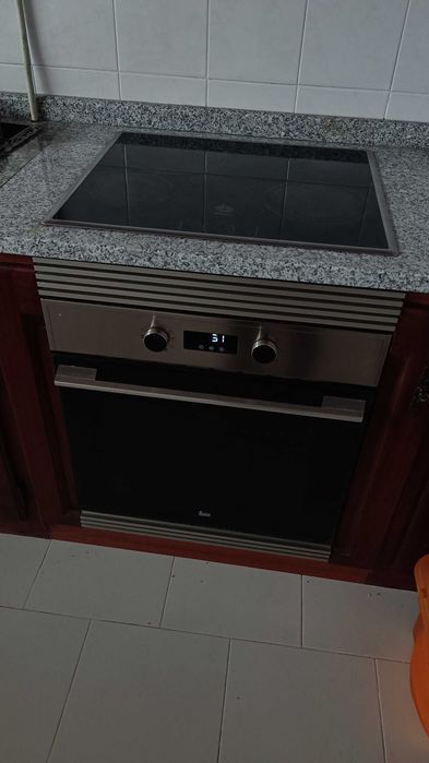 Cozinha Completa em Mogno Maciço + Mesa e 6 Cadeiras – Excelente Estado