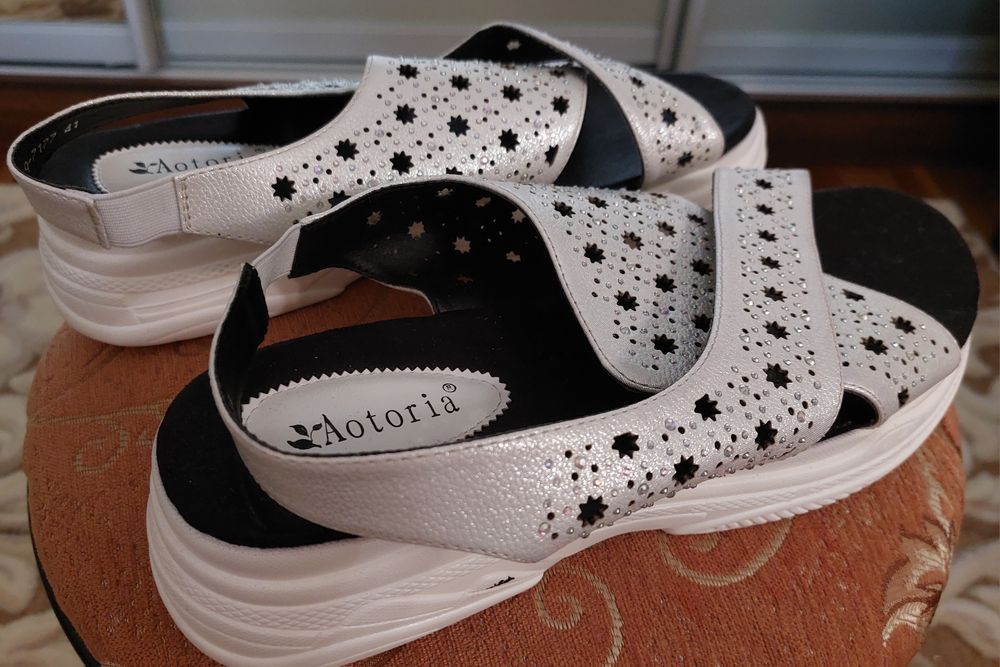 Босоніжки жіночі