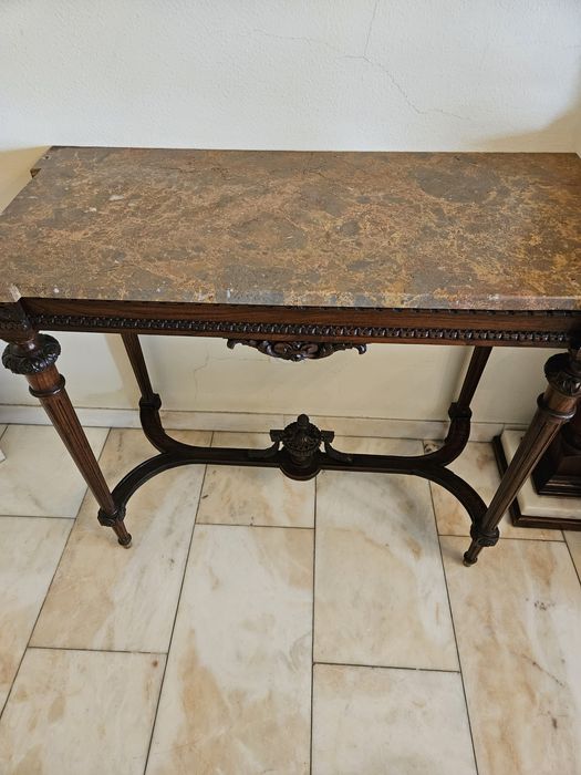 Mesa em madeira com tampo de mármore