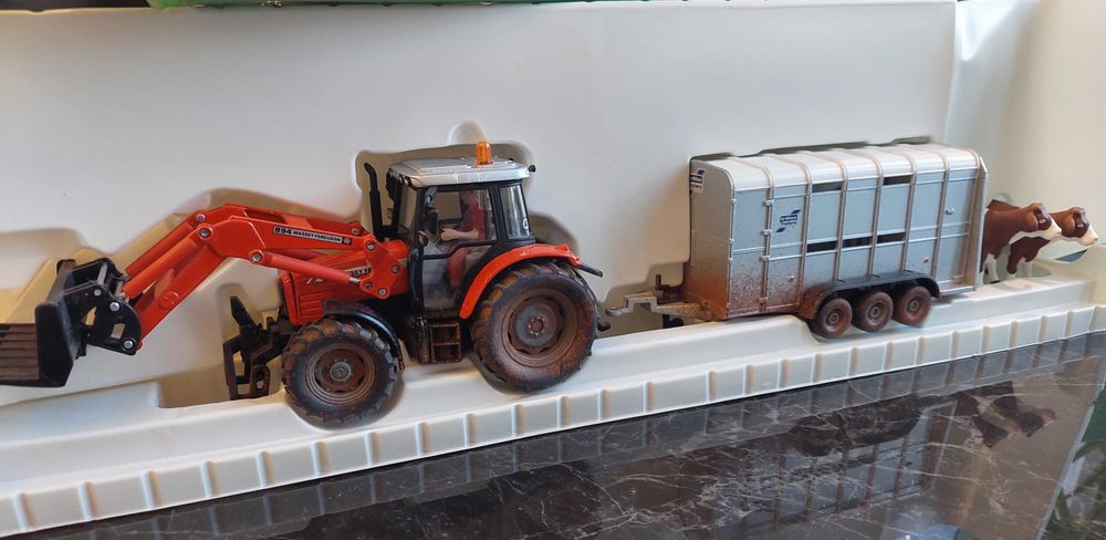 Siku 3051 Traktor Massey Ferguson MF 5455 z przyczepą i krowami 1