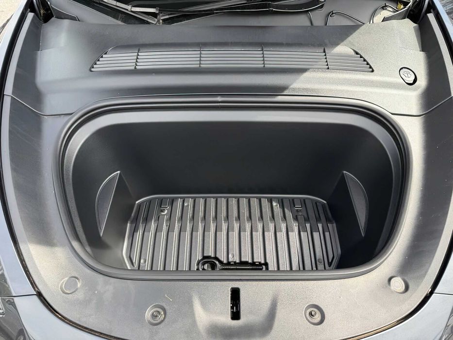 Tesla Model Y Long Range      2025