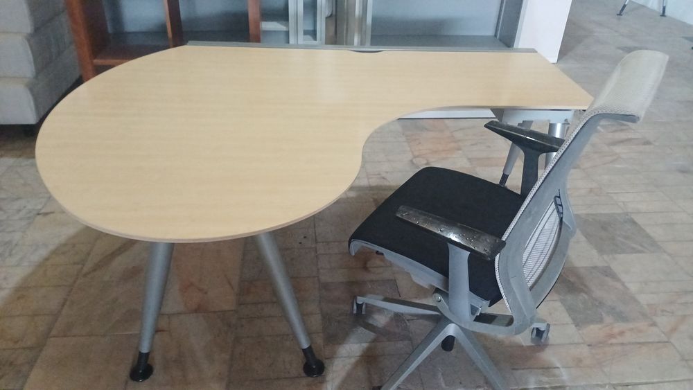 Conjunto de secretária e cadeira de escritório