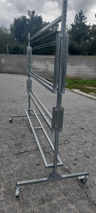 Estendais  com rodas e desmontaveis