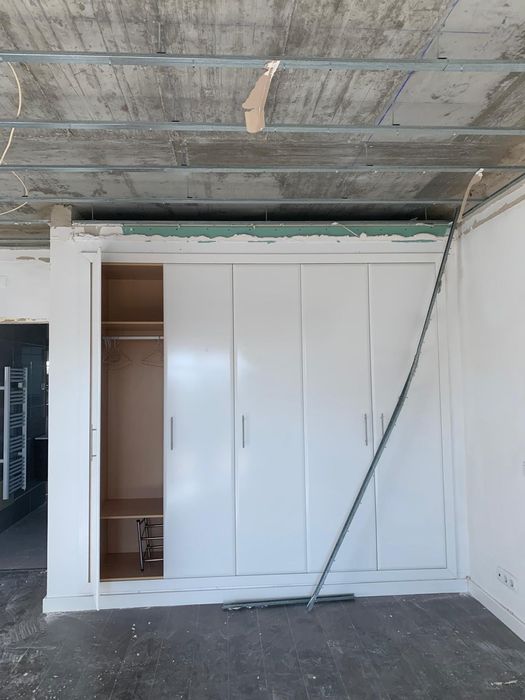 Portas de armario empotrado e demais acessorios.