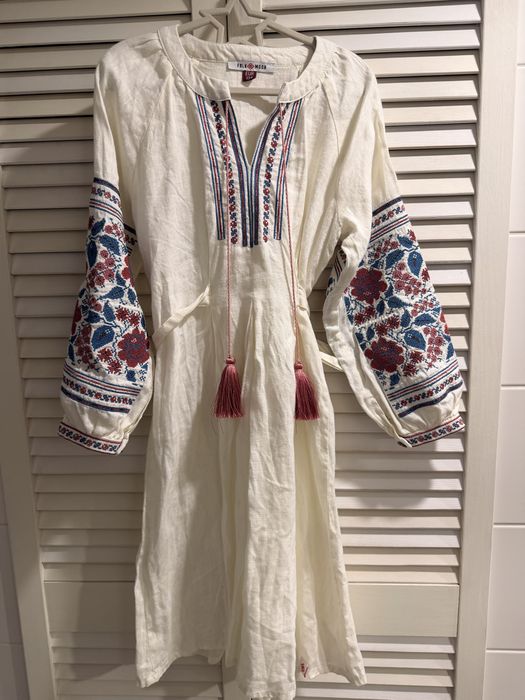 Вишете плаття в сорочка для дівчинки