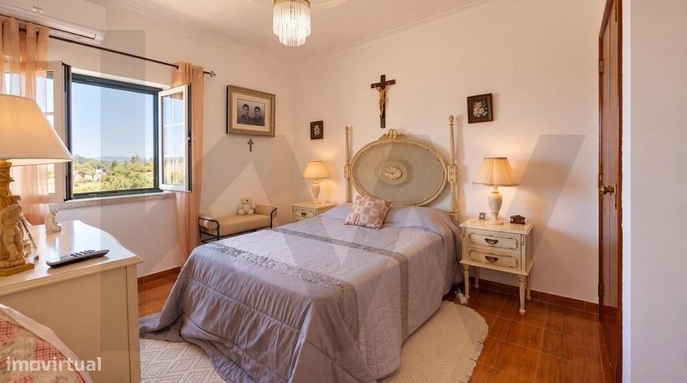 Moradia junto a Óbidos | 222 m2, garagem, sótão e excelente espaço ext