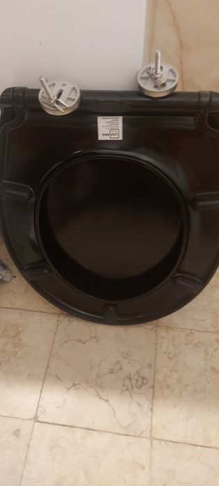vendo tampa sanita cor preta