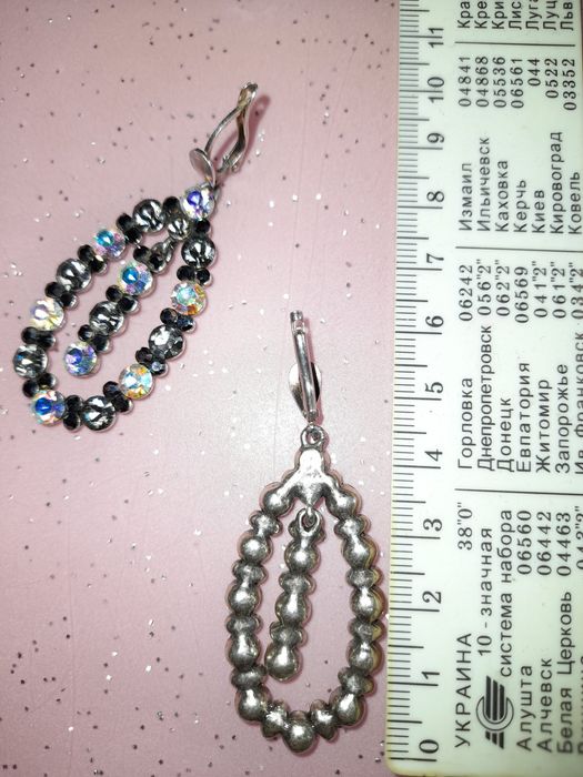 Серьги , бижутерия.