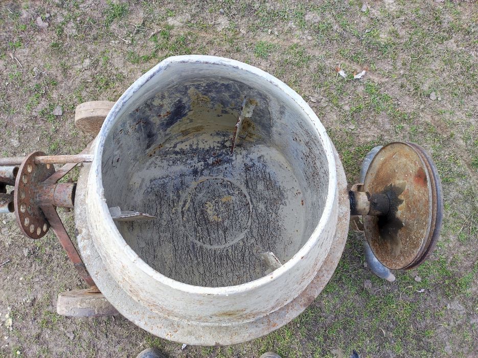 Бетонозмішувач виробництва СРСР.