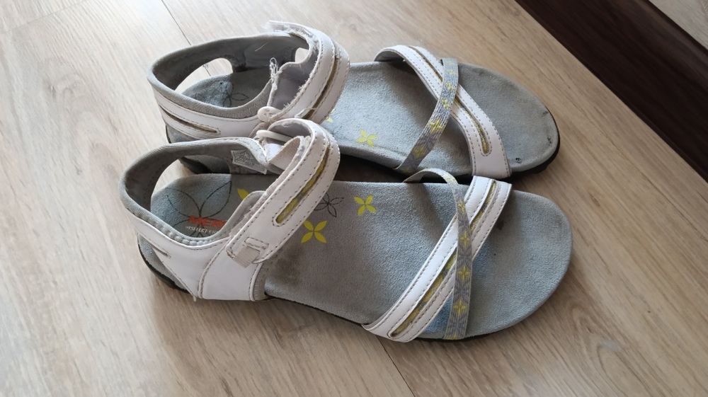 Босоніжки для дівчинки