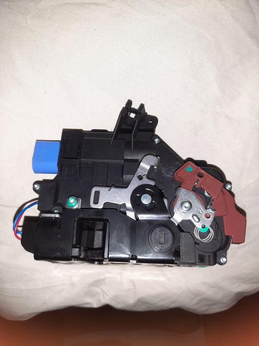 Замок задней правой двери Touareg GP, 7L0839016D, 7 пинов.