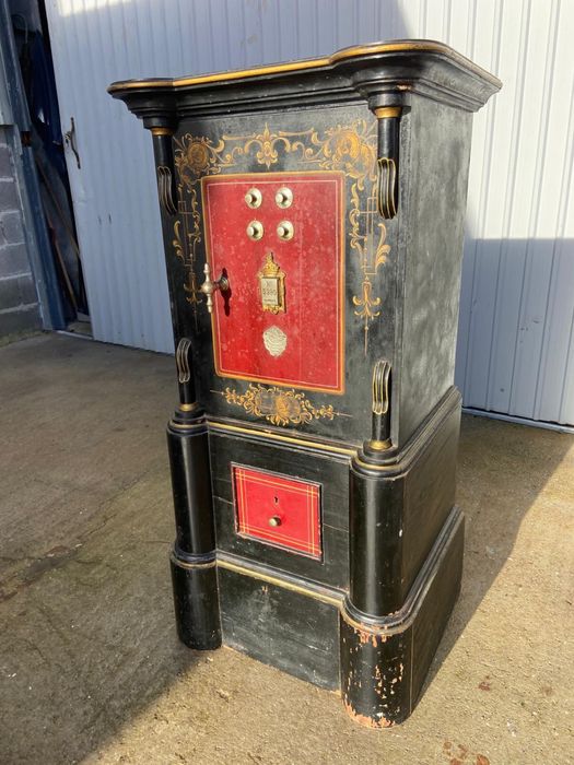 Cofre antigo em estado original