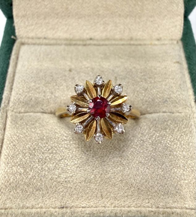 Złoty pierścionek antyk 750 z rubinem 0,30ct i diamentami 0,08ct