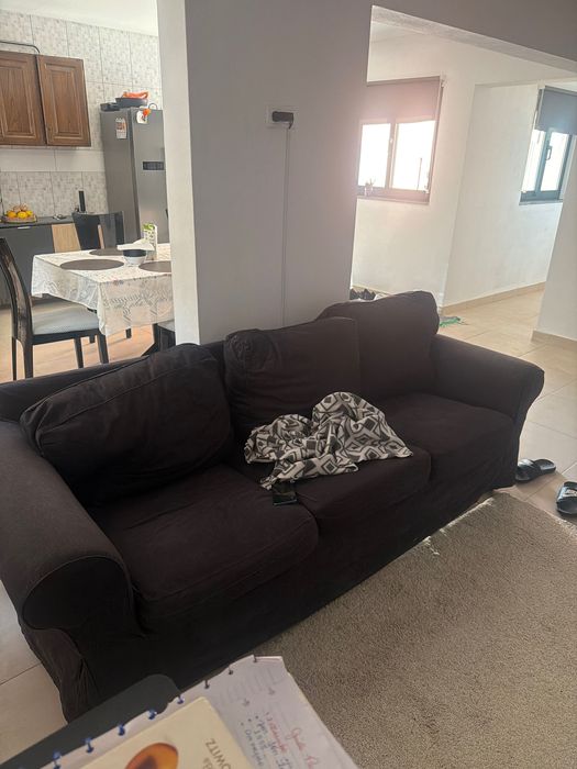 Sofá confortável, estrutura firme e almofadas removíveis. Tecido em bom estado, sem rasgos. Ideal para sala ou apartamento. Motivo mudança