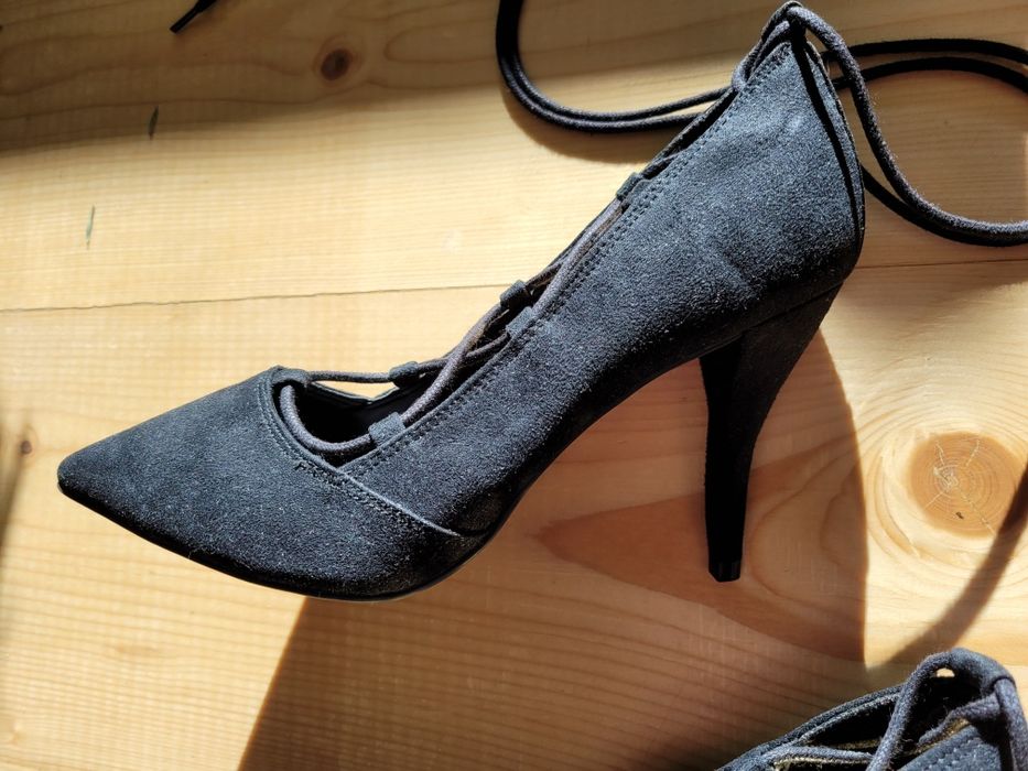 Buty na obcasie wiązane szpilki