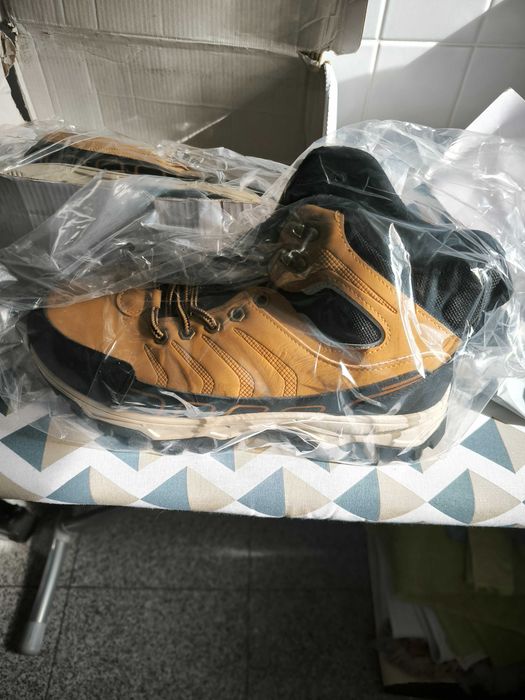 Sapatilhas formato botas