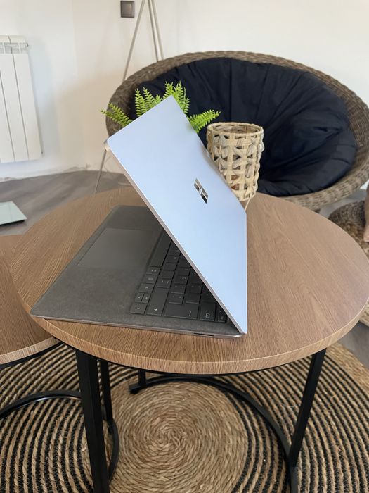 Microsoft surface laptop 5 (13.5”) Intel Core i5-1235U- RAM: 8GB 256GB