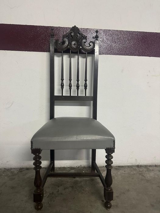 Cadeira em madeira maciça ótimo estado