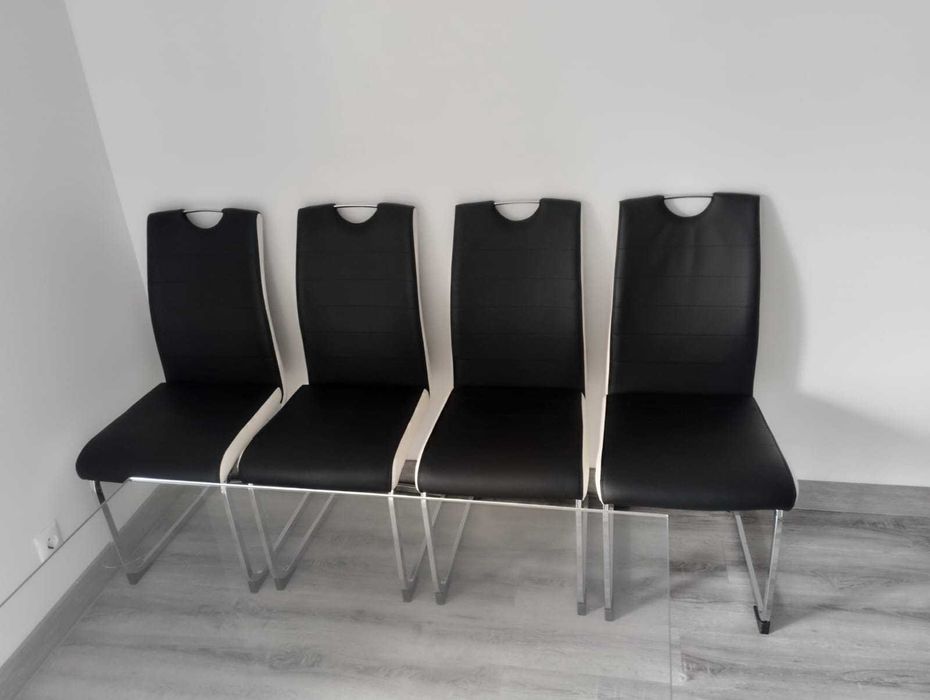 Mesa com tampo de vidro e 4 cadeiras