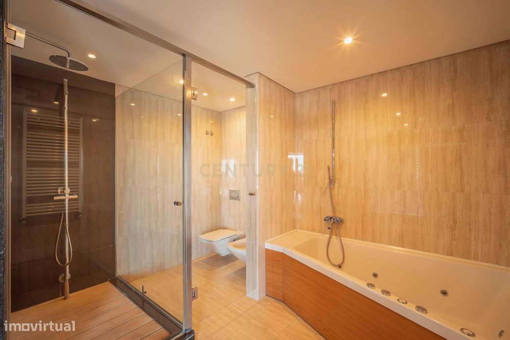 T5+1 Duplex em Linda-a-Velha com 291 m² úteis, 5 estacionamentos e vis