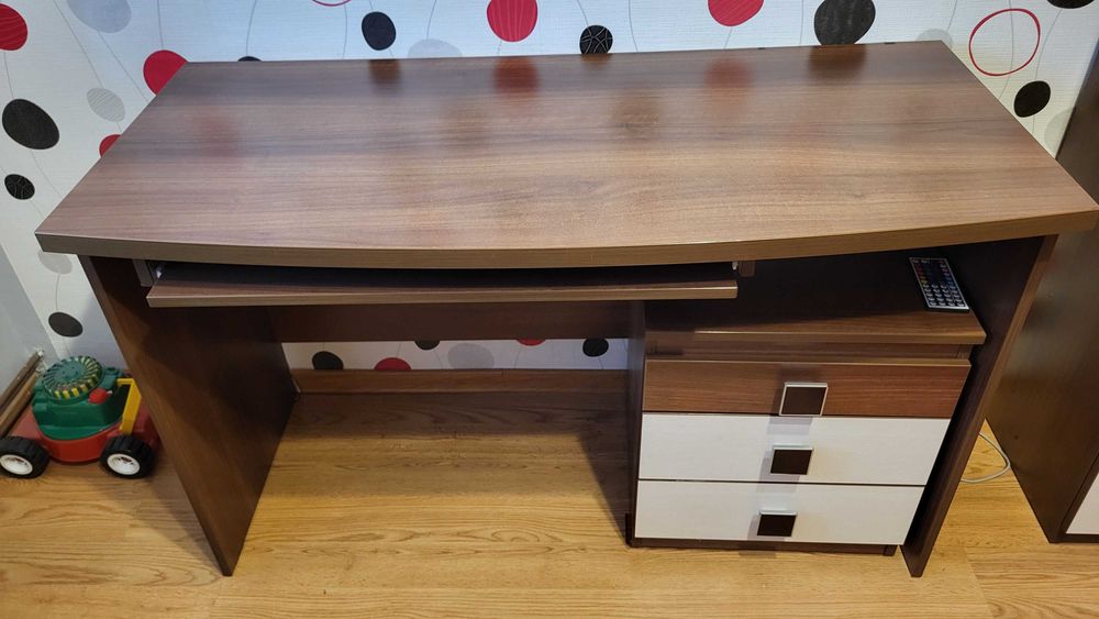 Sprzedam biurko i komodę