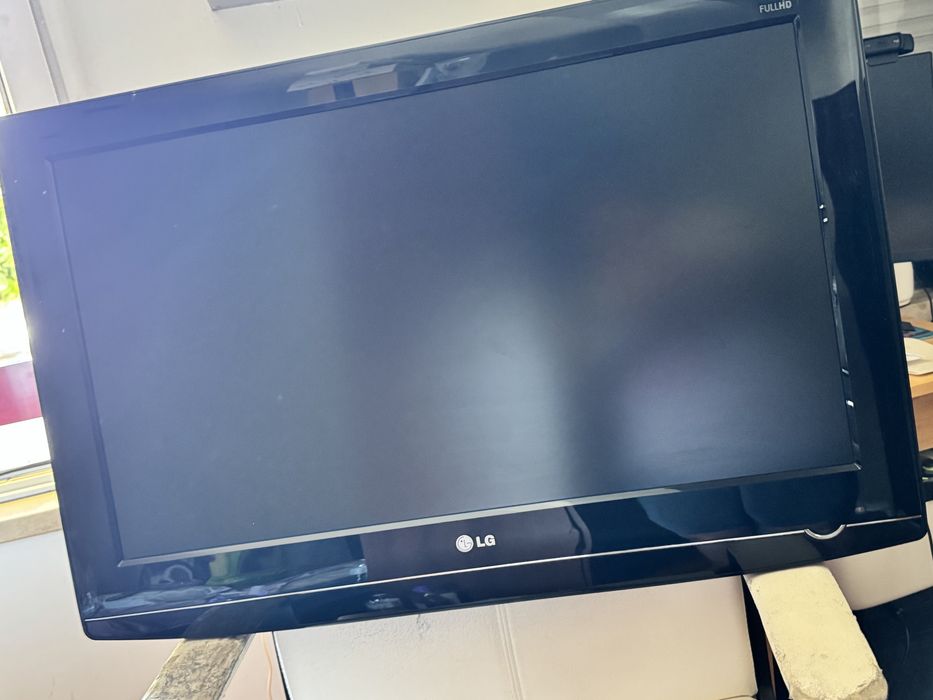 TV LG Full HD 40” (Ajuste o tamanho real)