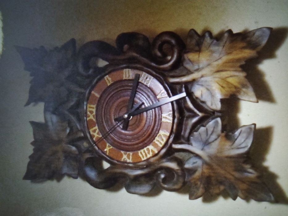 Zegar ręczna robota rzeźbiony
