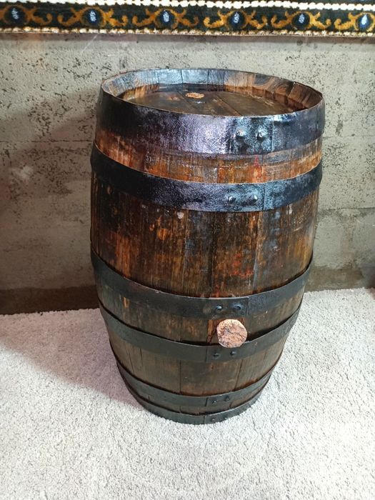 Barril/ pipo antigo em madeira. Intervenção de restauro.
Medidas 60/40cm diâmetro