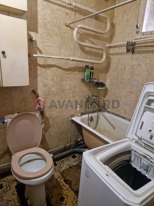 Продаж 2 к кв К-Карого,13. Середній поверх.