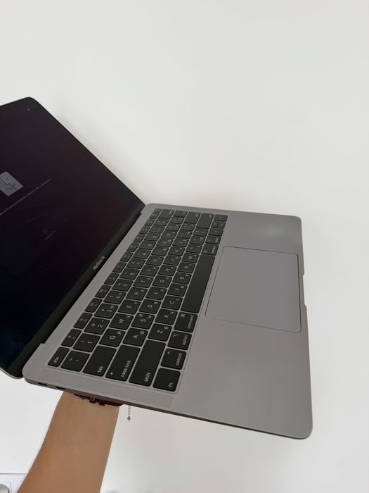 MacBook Air Retina 13″ 2019, i5, 8/256 ГБ, ідеальний стан