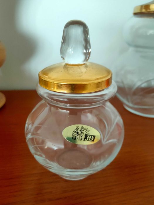 Conjunto de bomboneiras em vidro com tampa dourada marca DC