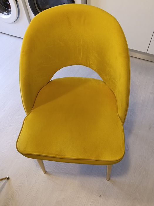 Mesa vidro diâmetro 110 cms + 4 cadeiras veludo  em perfeito estado .