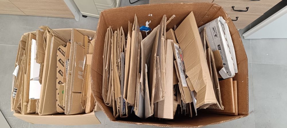 Oddam dwa kartony z pociętymi kartonami