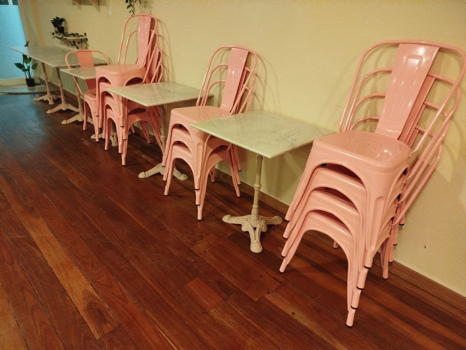 Conjunto composto por 7 mesas + 14 cadeiras em ótimo estado.