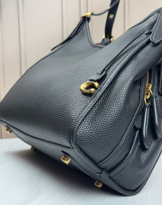 Містка жіноча шкіряна сумка Coach Willow Shoulder Bag з двома ремінцями Чорна