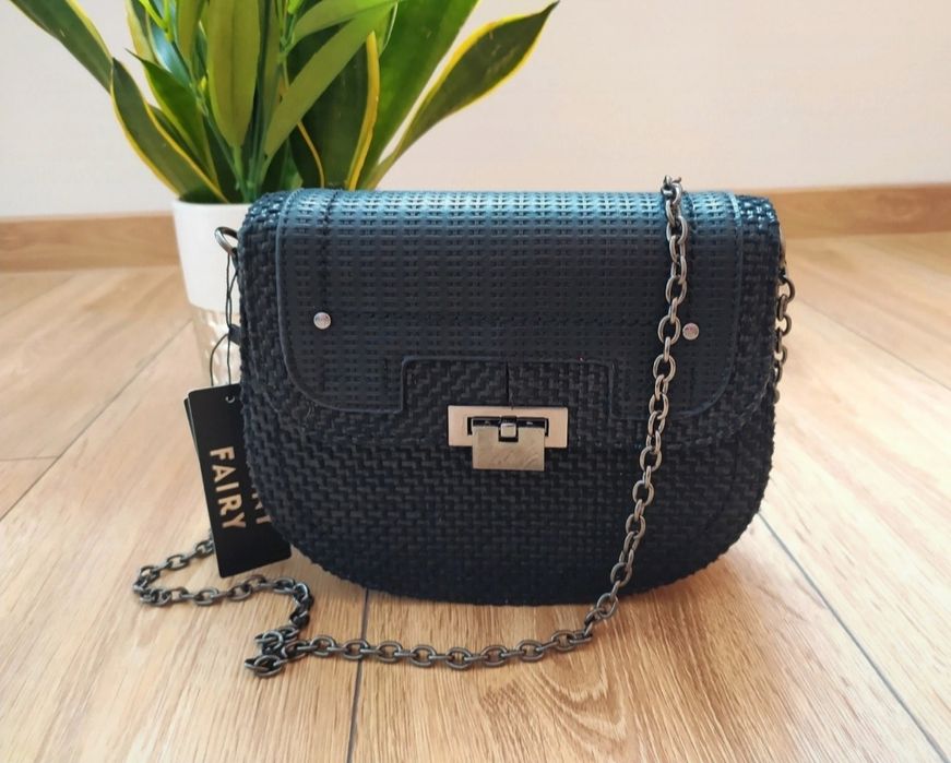 Elegancka czarna torebka damska listonoszka na ramię