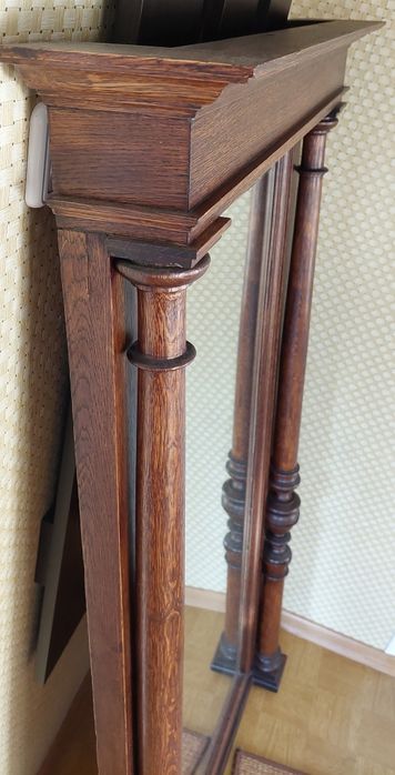 Lustro w drewnianej ramie