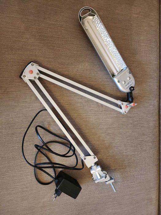 Настільна лампа денного світла на струбцині